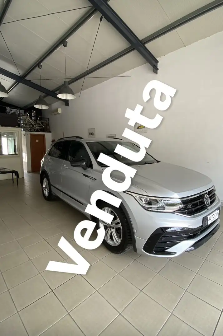 Volkswagen Tiguan 2.0 tdi R-Line 150cv dsg Gris - 1