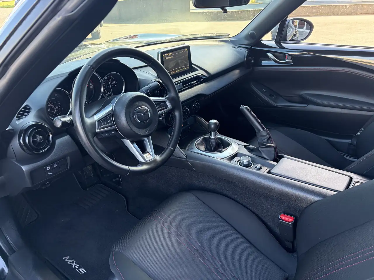 Mazda MX-5 Miata снимка Mazda MX-5 Miata