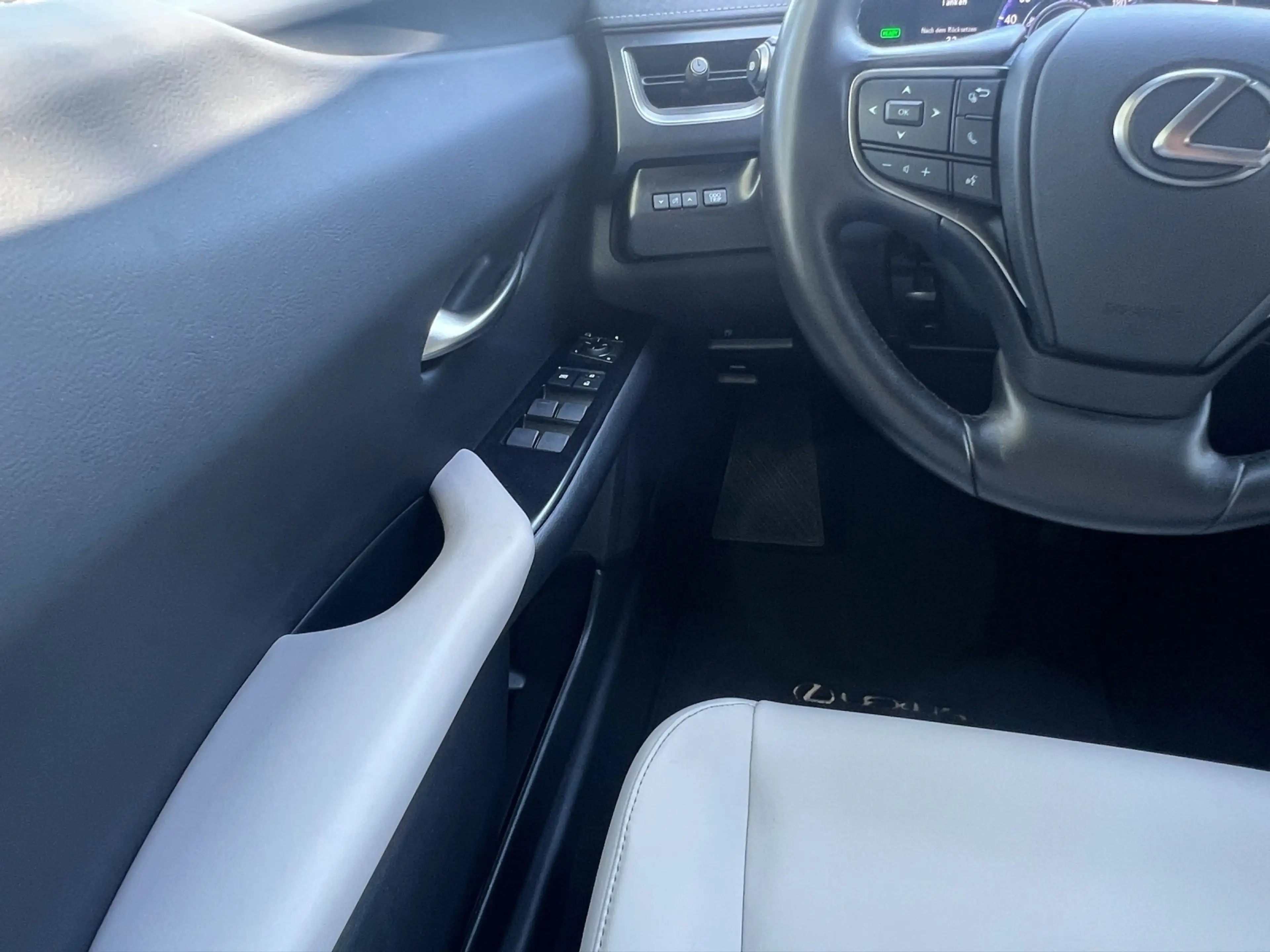 Lexus UX 250h 250h*F-SPORT-D*1.HD*NAVI*SHZ*CARPLAY*PDC* — photo 12