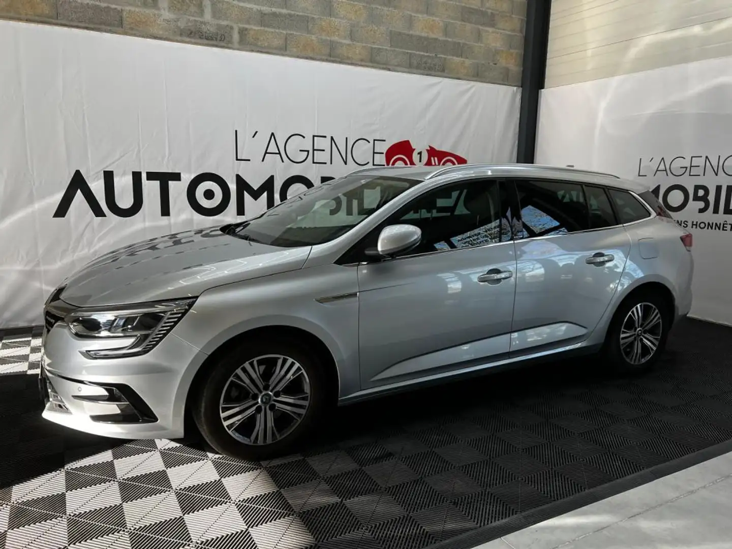 Renault Megane Estate E-TECH Plug-In Hybride 160 Intens Grau - 2