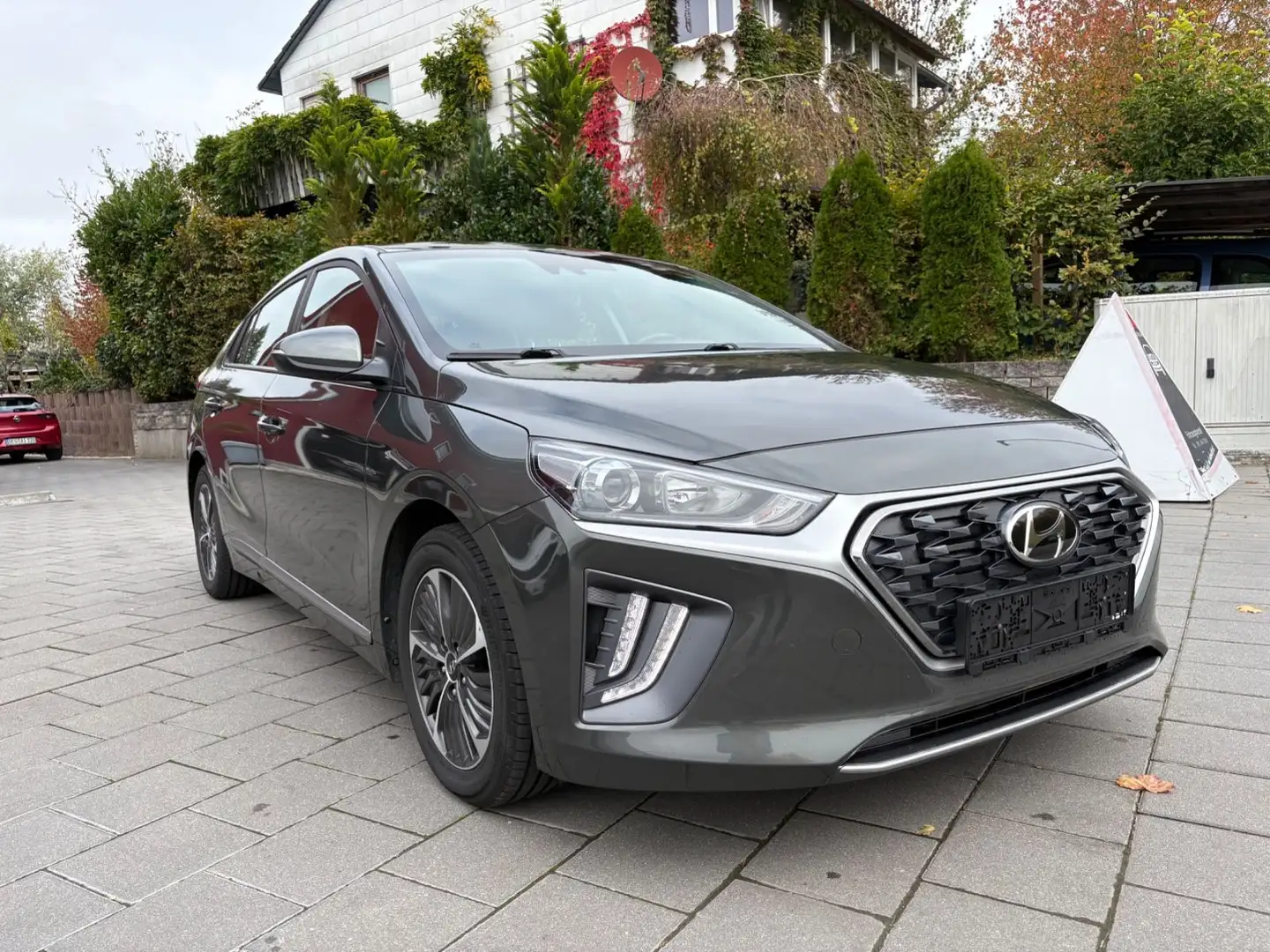Hyundai IONIQ TREND Facelift Plug-In Hybrid Grau - 2