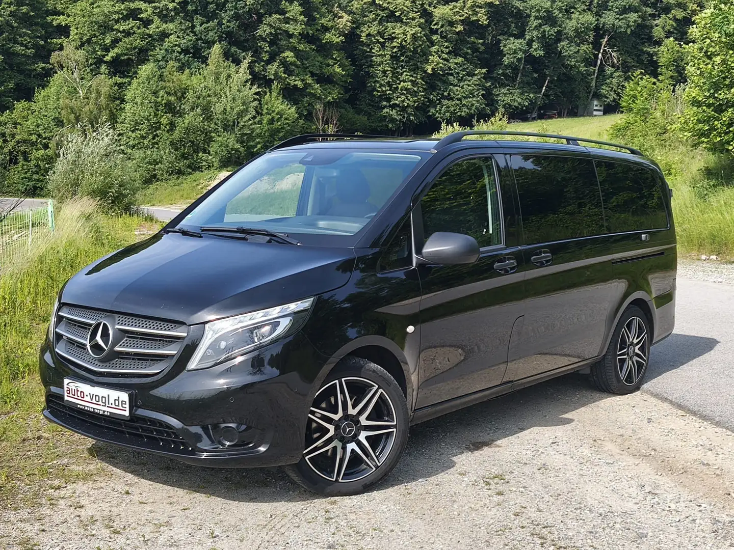 Mercedes-Benz Vito Tourer 119CDI Pro 4x4 lang ILS,AHK,8Sitz,2xSchiebe Schwarz - 1