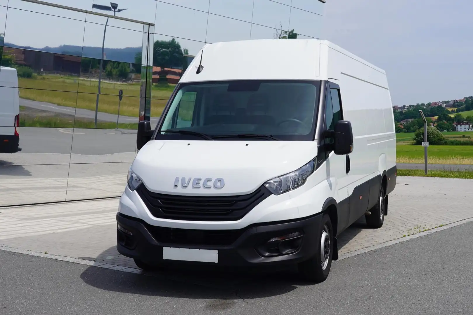 Iveco Daily 35S16V 4100L H2 2.3L 156 PS Klimaautomatik Weiß - 1