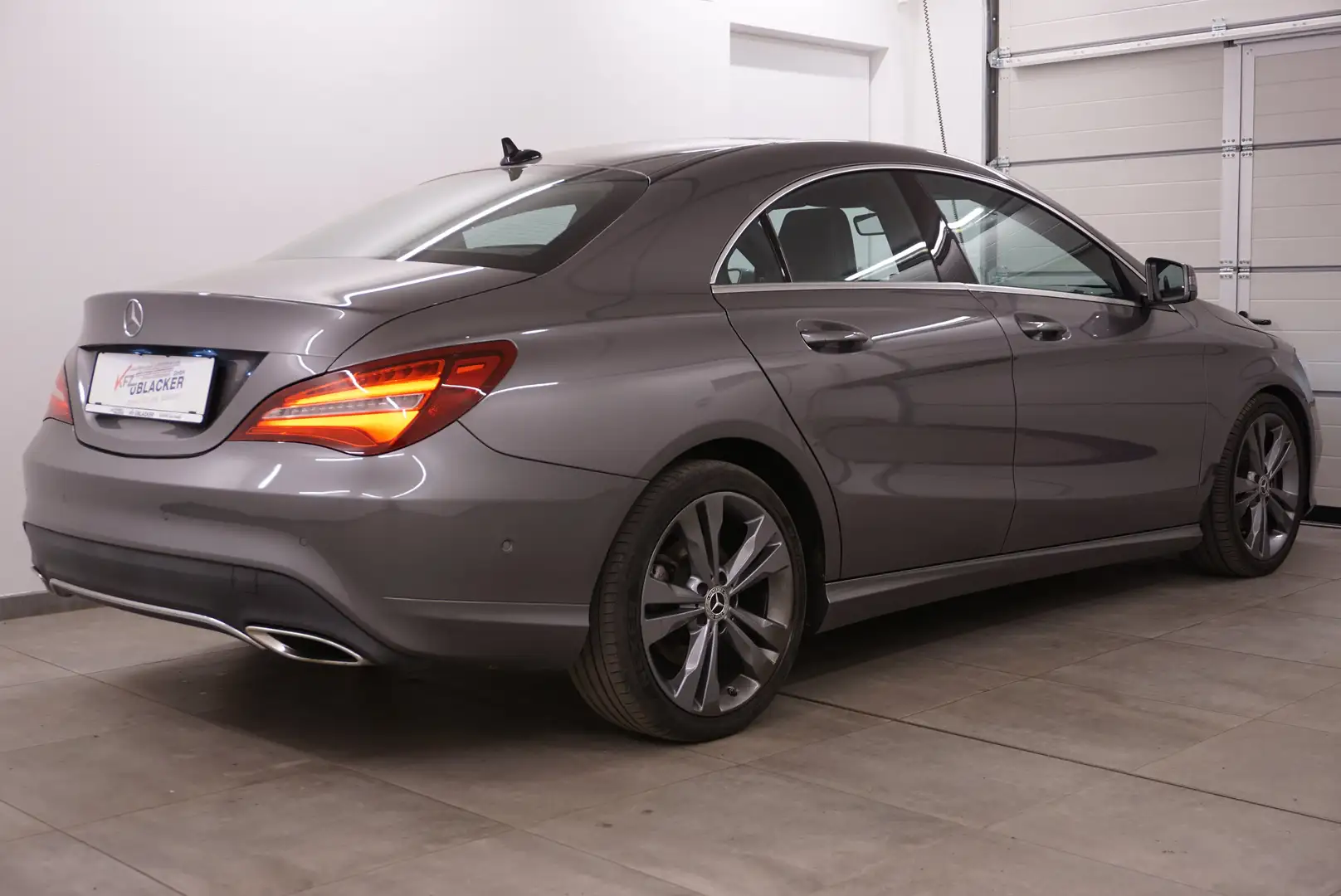 Mercedes-Benz CLA 200 Automatik // Panoramadach // Grau - 2