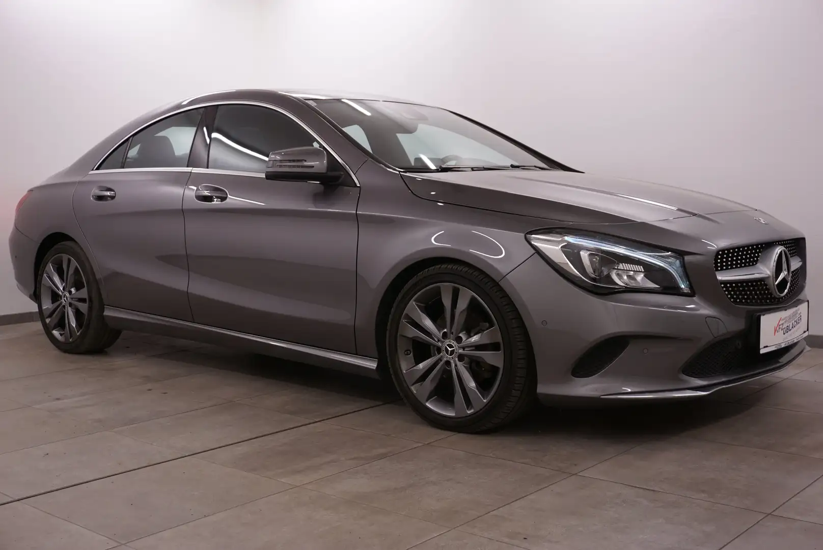 Mercedes-Benz CLA 200 Automatik // Panoramadach // Grau - 1