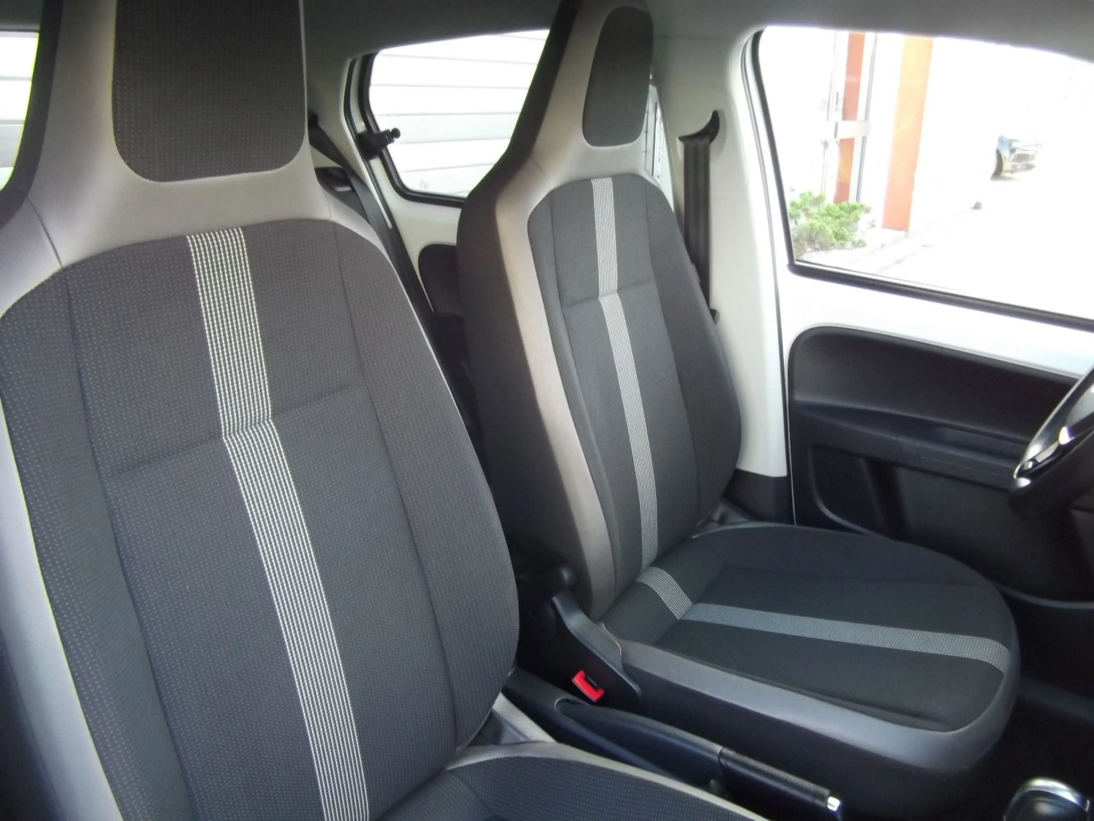 Volkswagen up! e-up! — photo 12