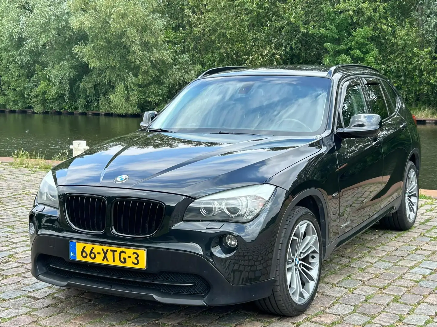 BMW X1 XDrive28i Executive 3e eigenaar dealer onderhouden Zwart - 2