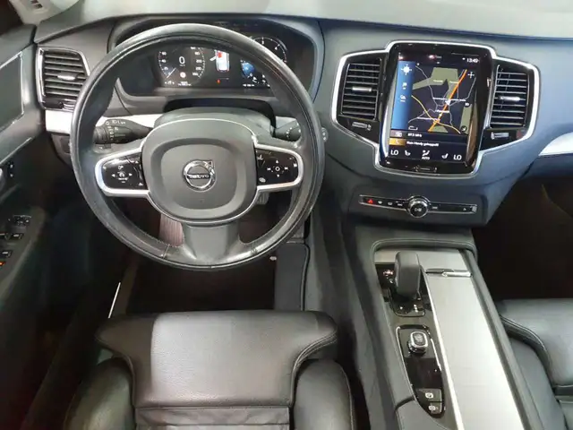 Volvo XC90 view 9