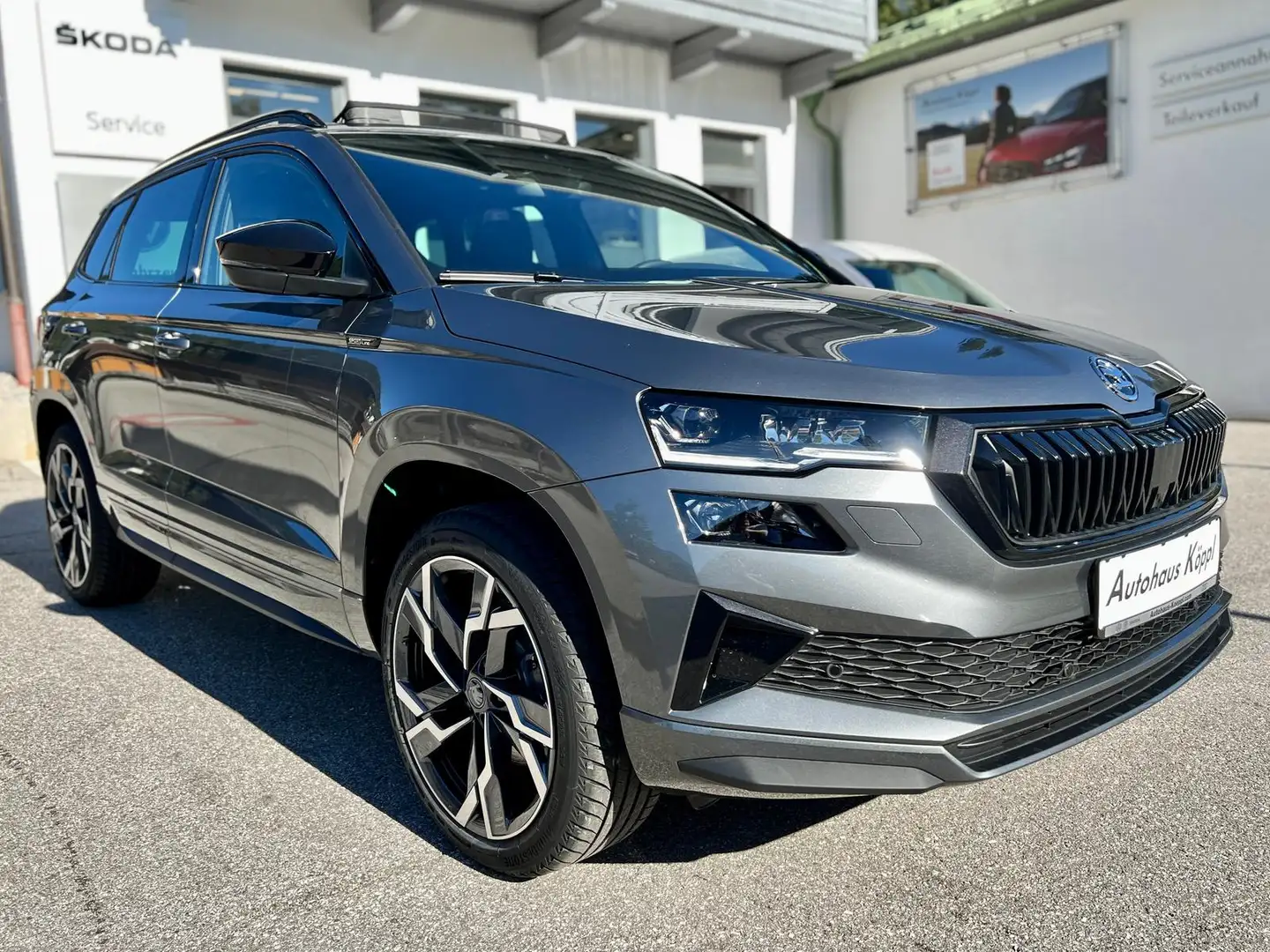 Skoda Karoq Sportline 4x4 2.0 TSI AHK Pano Suedia NAVI Grau - 2