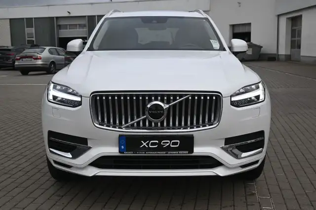 Volvo XC90 view 8