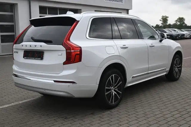 Volvo XC90 view 5