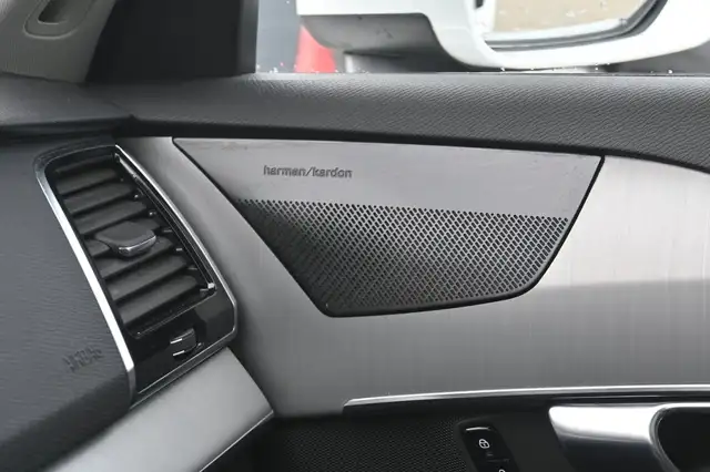 Volvo XC90 view 28