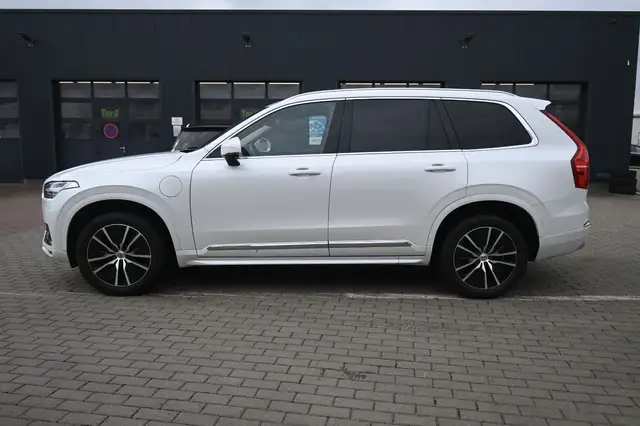 Volvo XC90 view 2