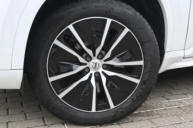 Volvo XC90 view 10
