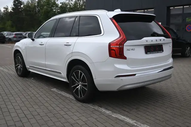 Volvo XC90 view 3