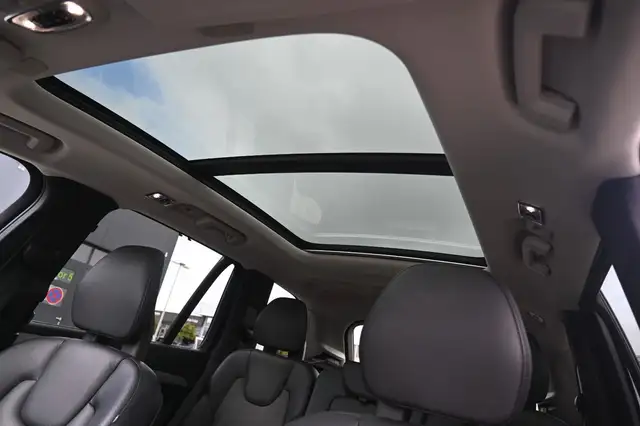 Volvo XC90 view 26