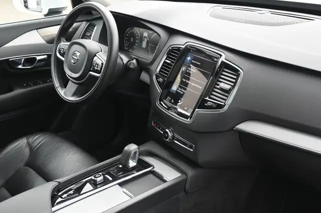 Volvo XC90 view 12