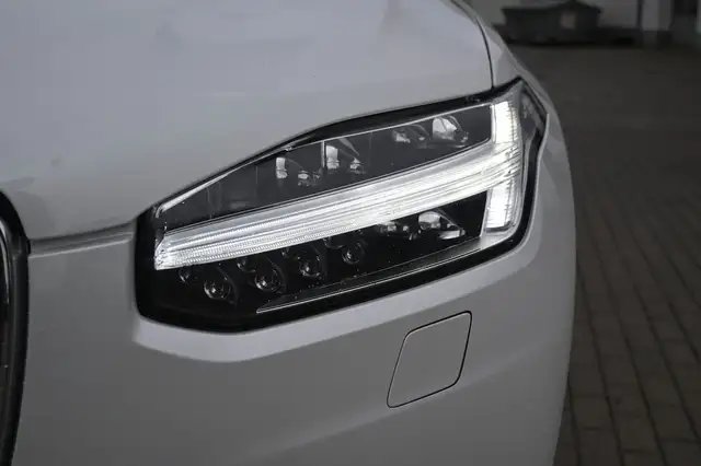 Volvo XC90 view 9