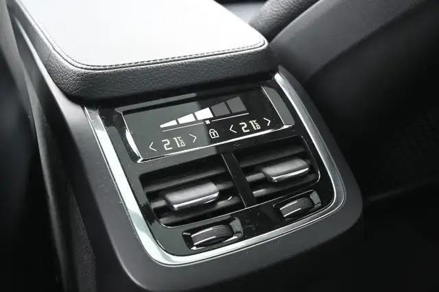 Volvo XC90 view 25