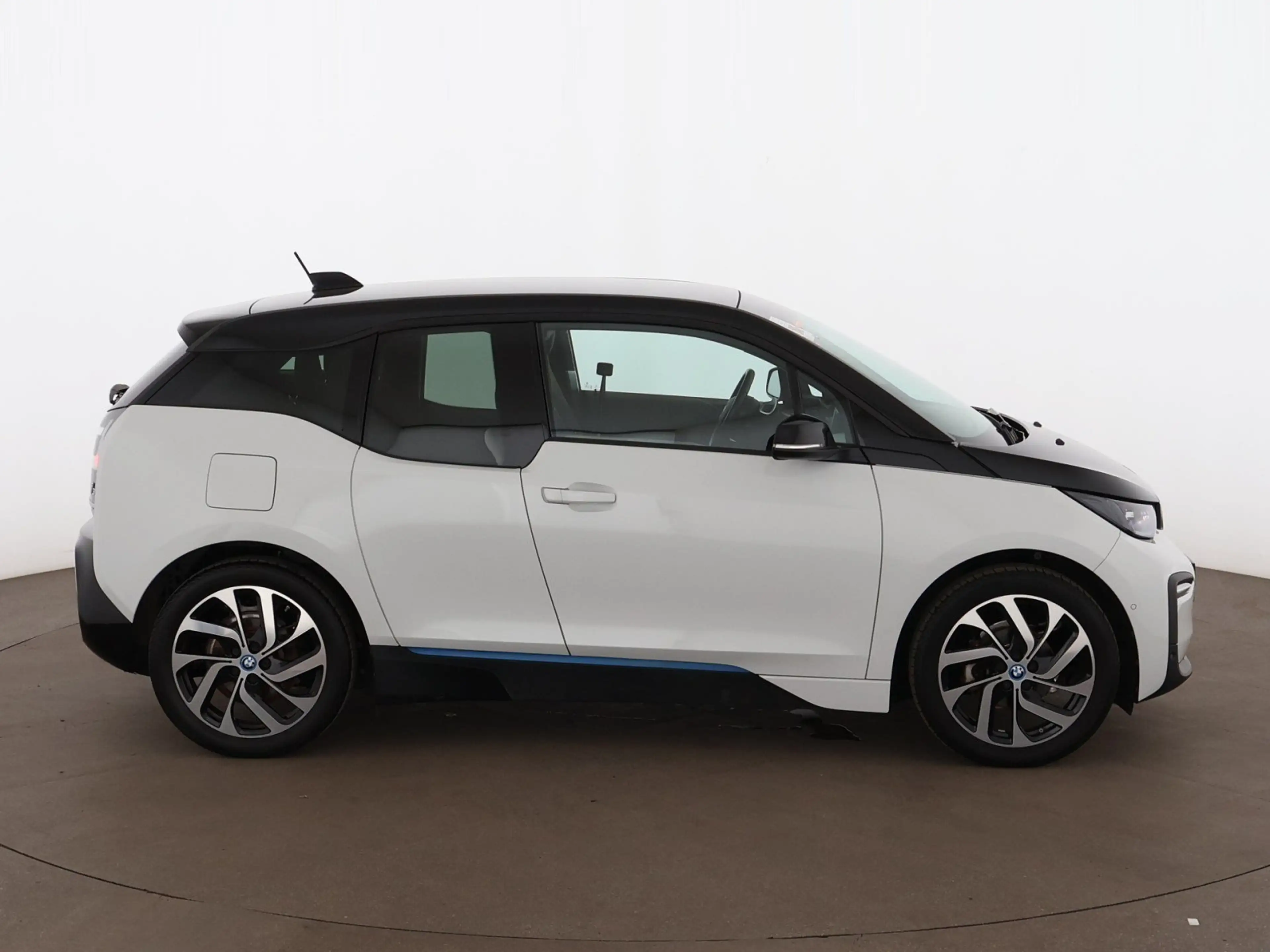 BMW i3 42kWh Aut LED NAVI R-CAM SITZHZG TEMPOMAT PDC — photo 9