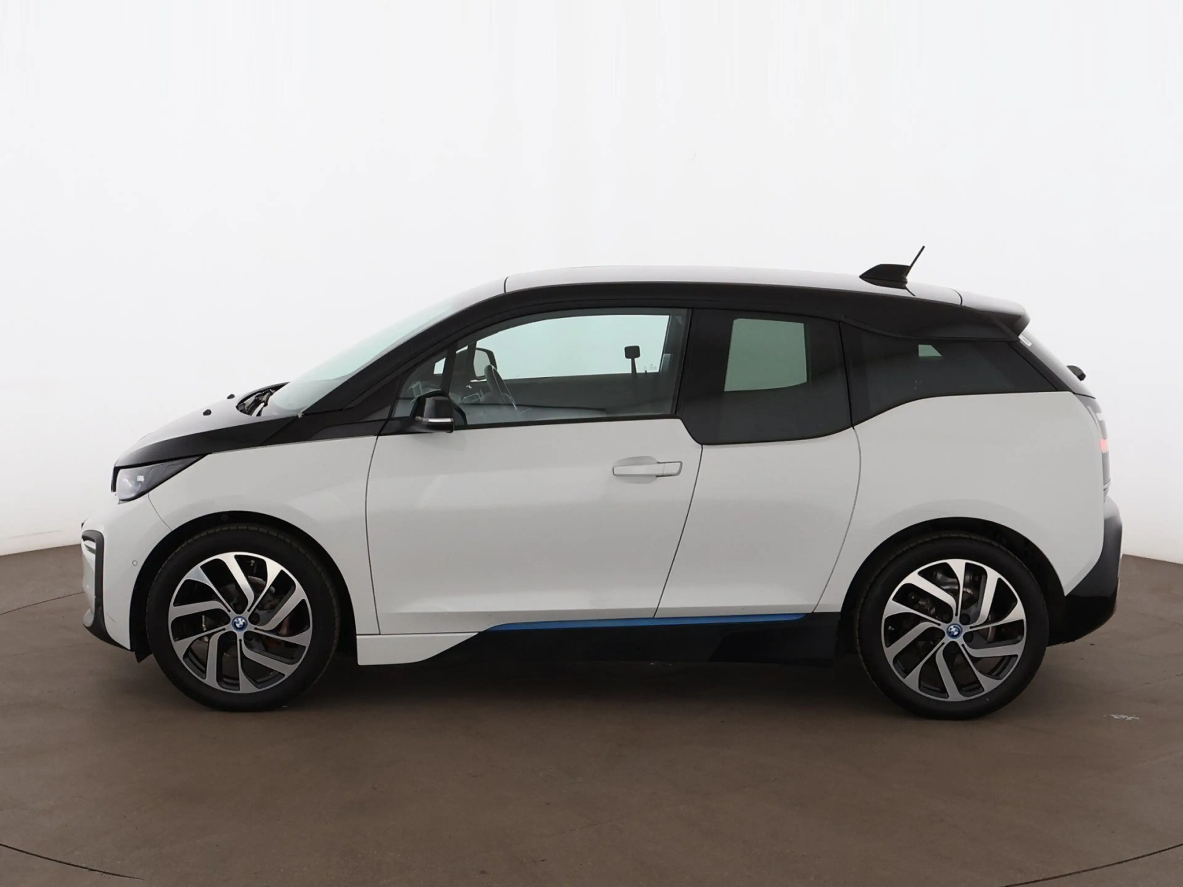 BMW i3 42kWh Aut LED NAVI R-CAM SITZHZG TEMPOMAT PDC — photo 5