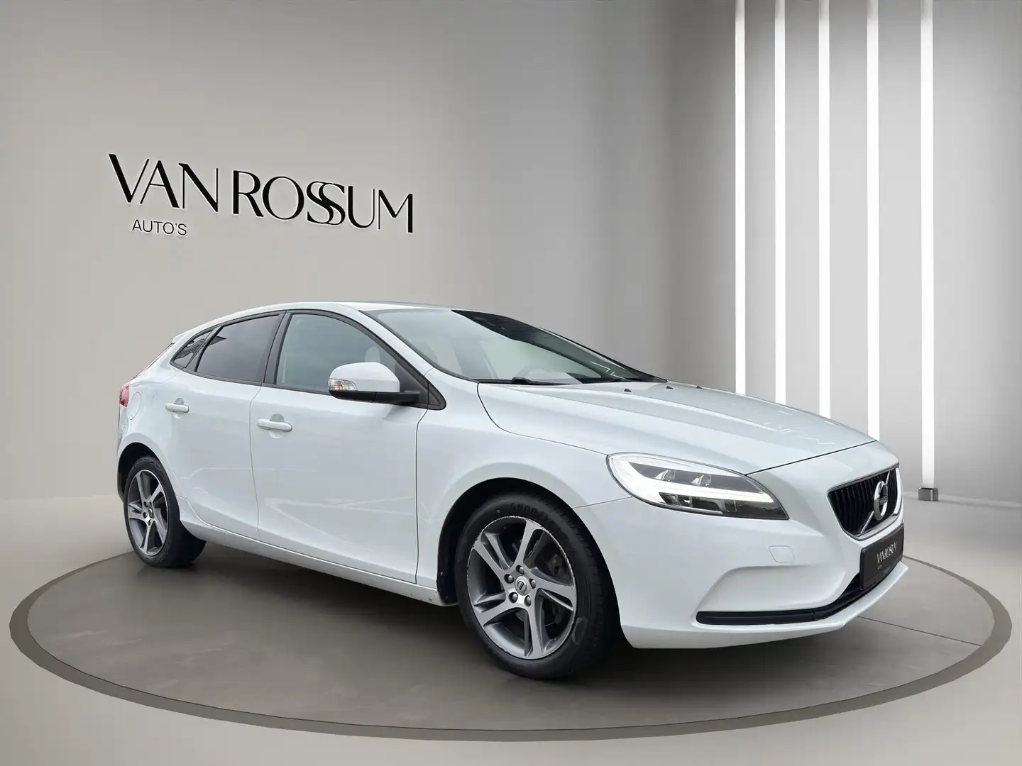 Volvo V40 2.0 T2 Kinetic | Camera + Sensoren | Navigatie | L Blanc - 1