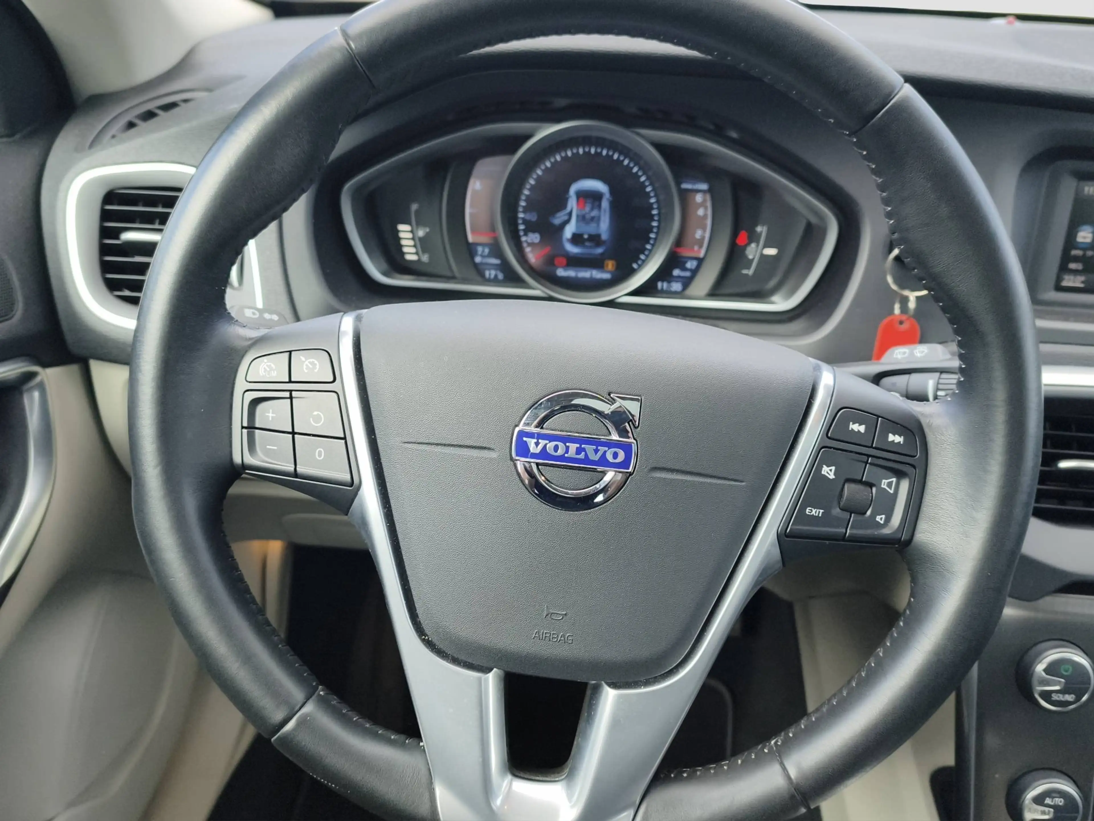 Volvo V40 T4 Momentum — photo 11