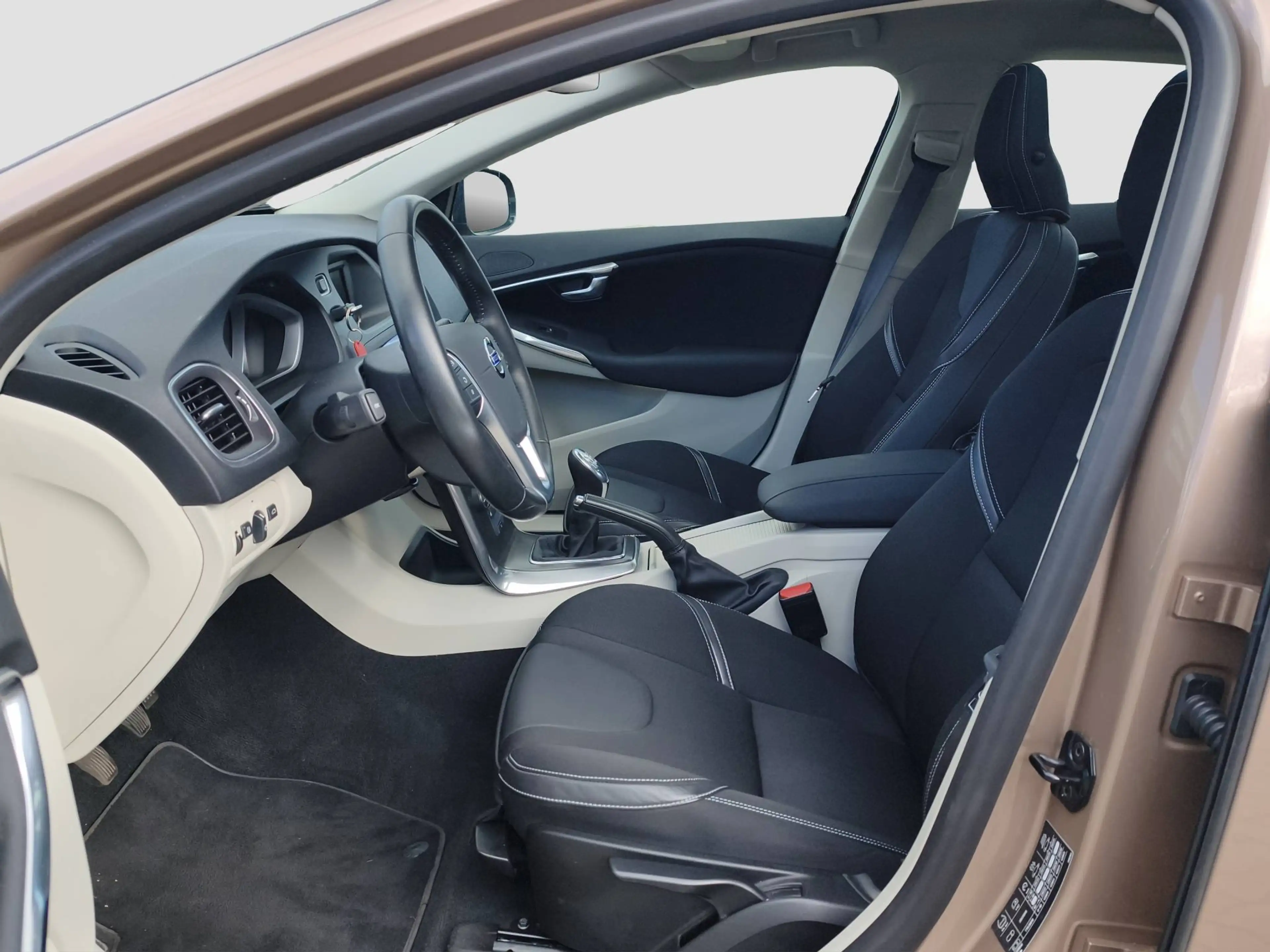 Volvo V40 T4 Momentum — photo 9
