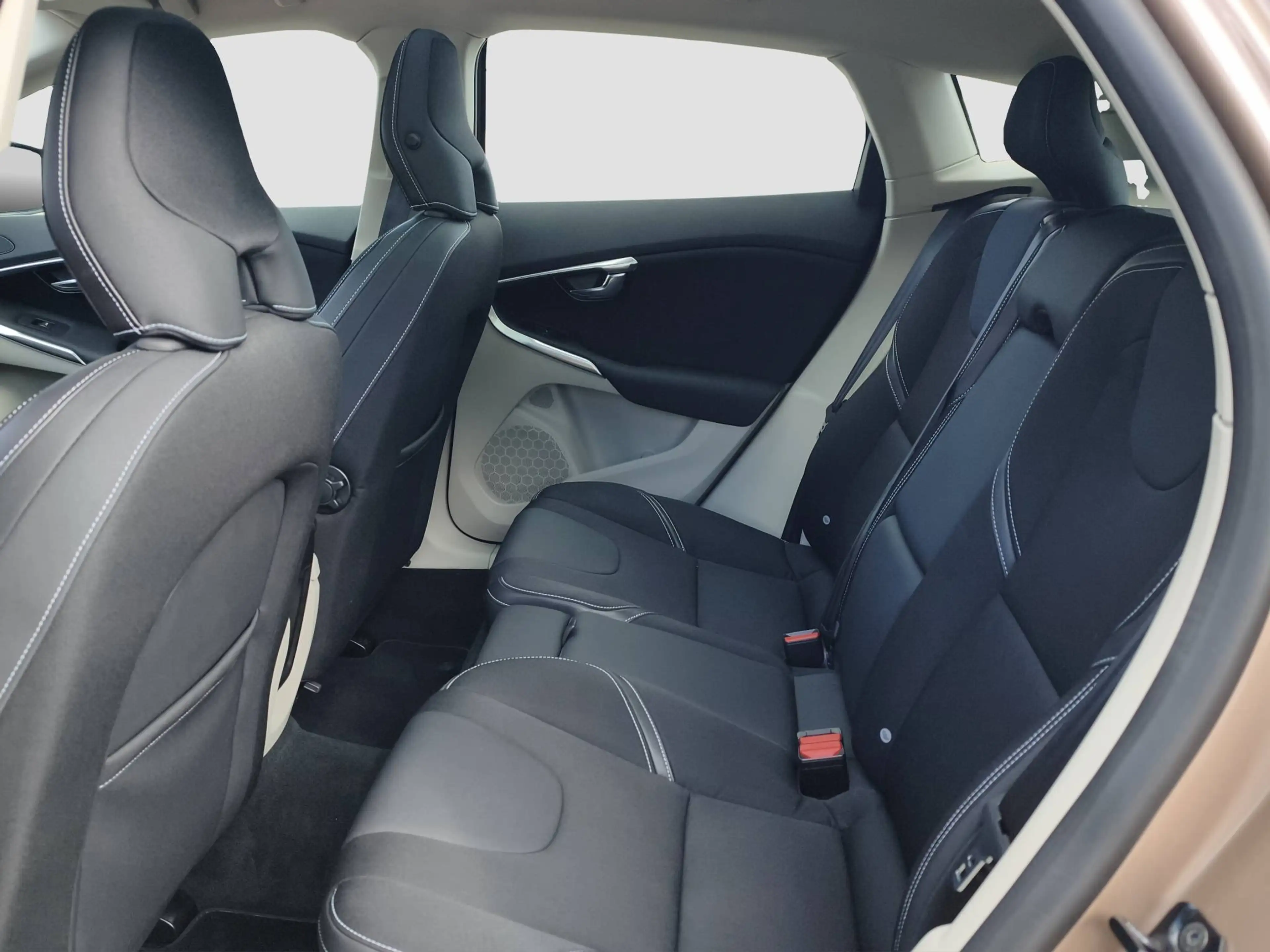 Volvo V40 T4 Momentum — photo 14