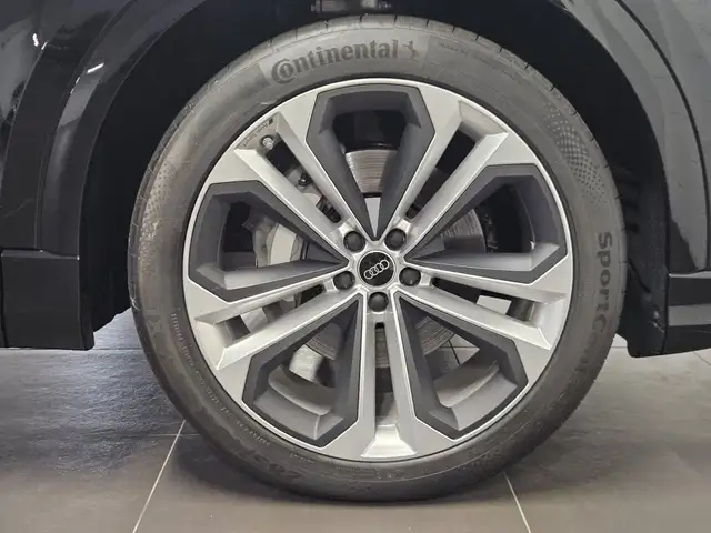 Audi Q8 view 8