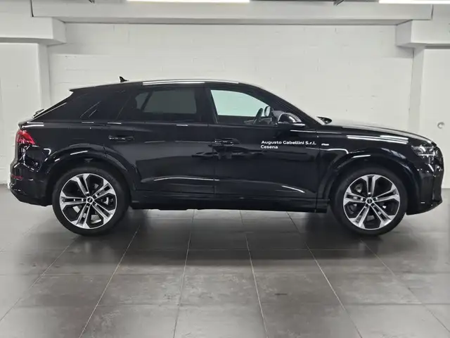 Audi Q8 view 3