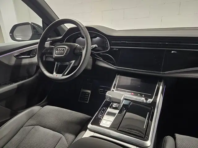 Audi Q8 view 6