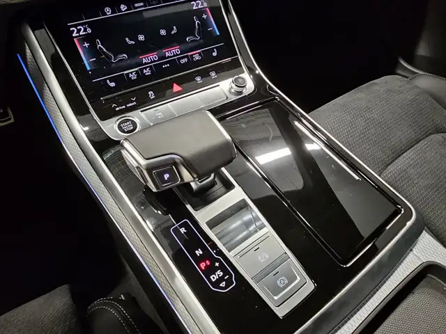 Audi Q8 view 10