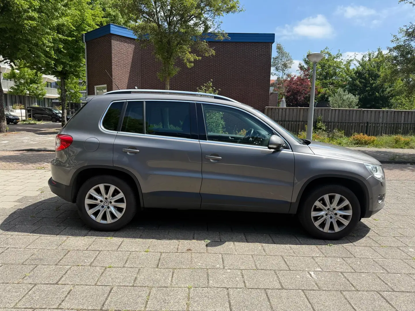 Volkswagen Tiguan 1.4 TSI Sport&Style Cruise PDC NAP Gris - 2