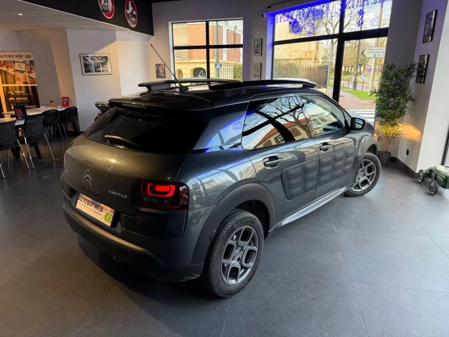 Citroen C4 Cactus BlueHDi 100 S&S shine DISTRIBUTION OK / EMBRAYAGE NEUF / REVISION A JOUR Grau - 2