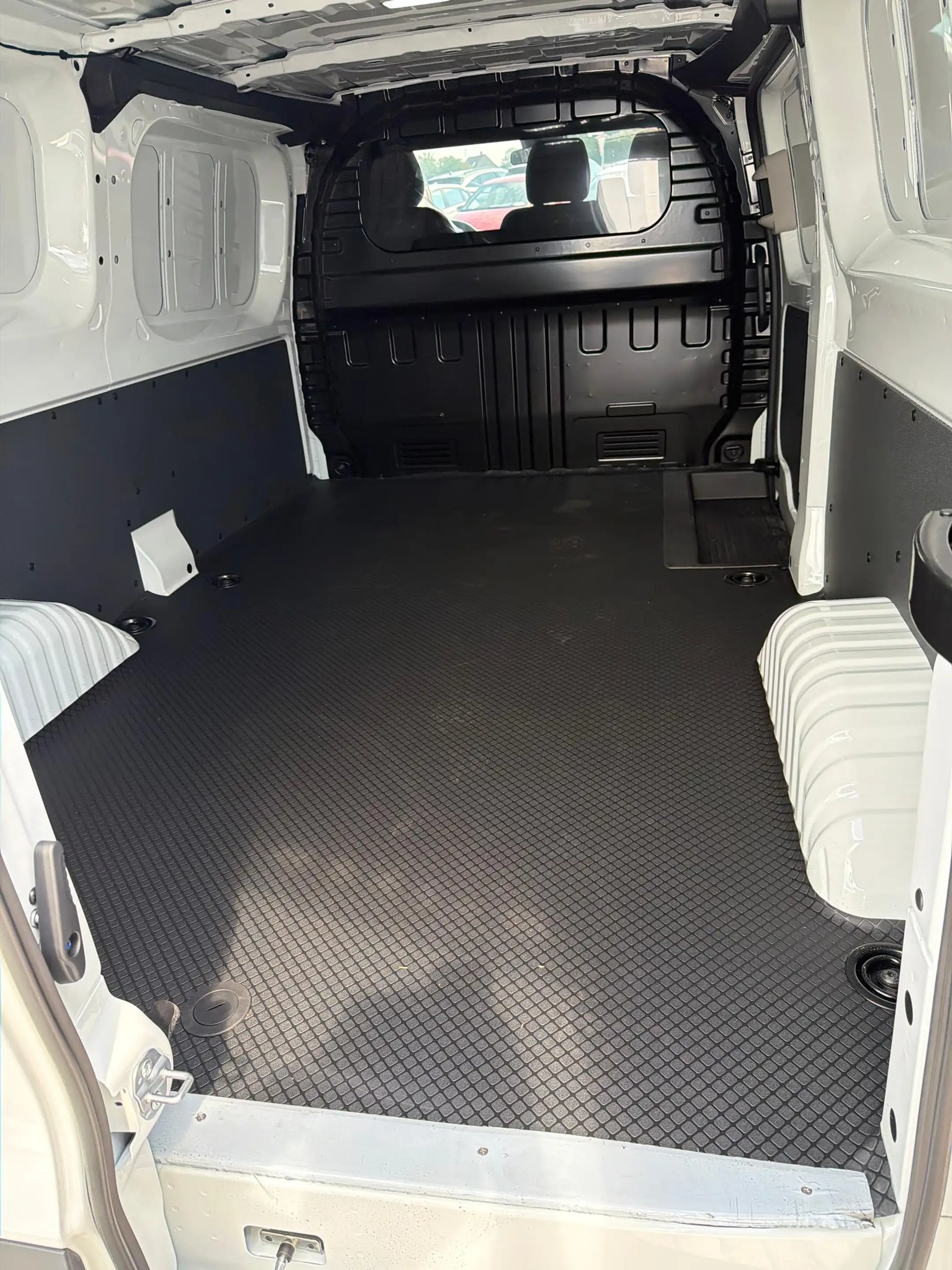 Maxus eDeliver 7 L2H1 88kWh — photo 8