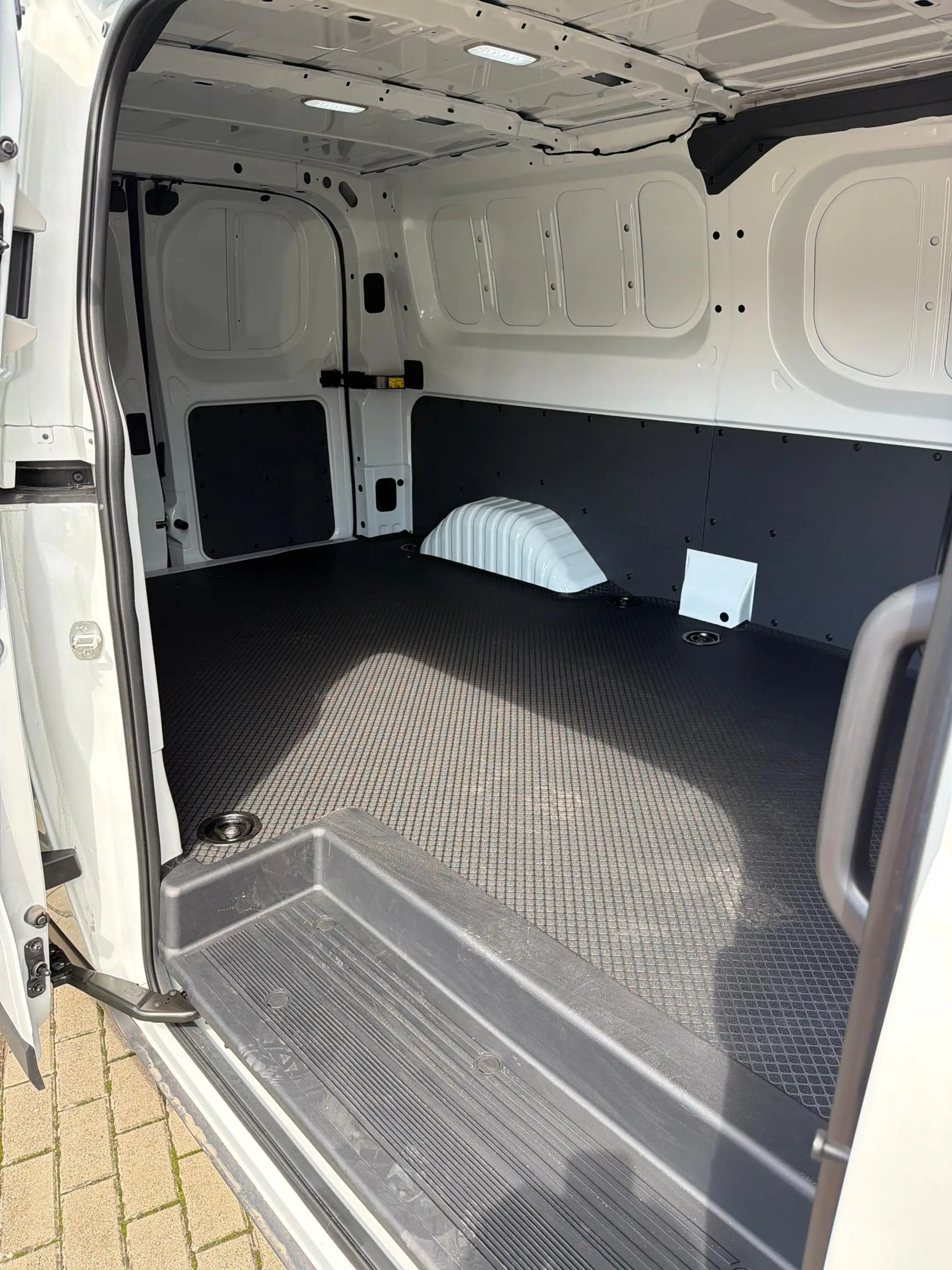 Maxus eDeliver 7 L2H1 88kWh — photo 4