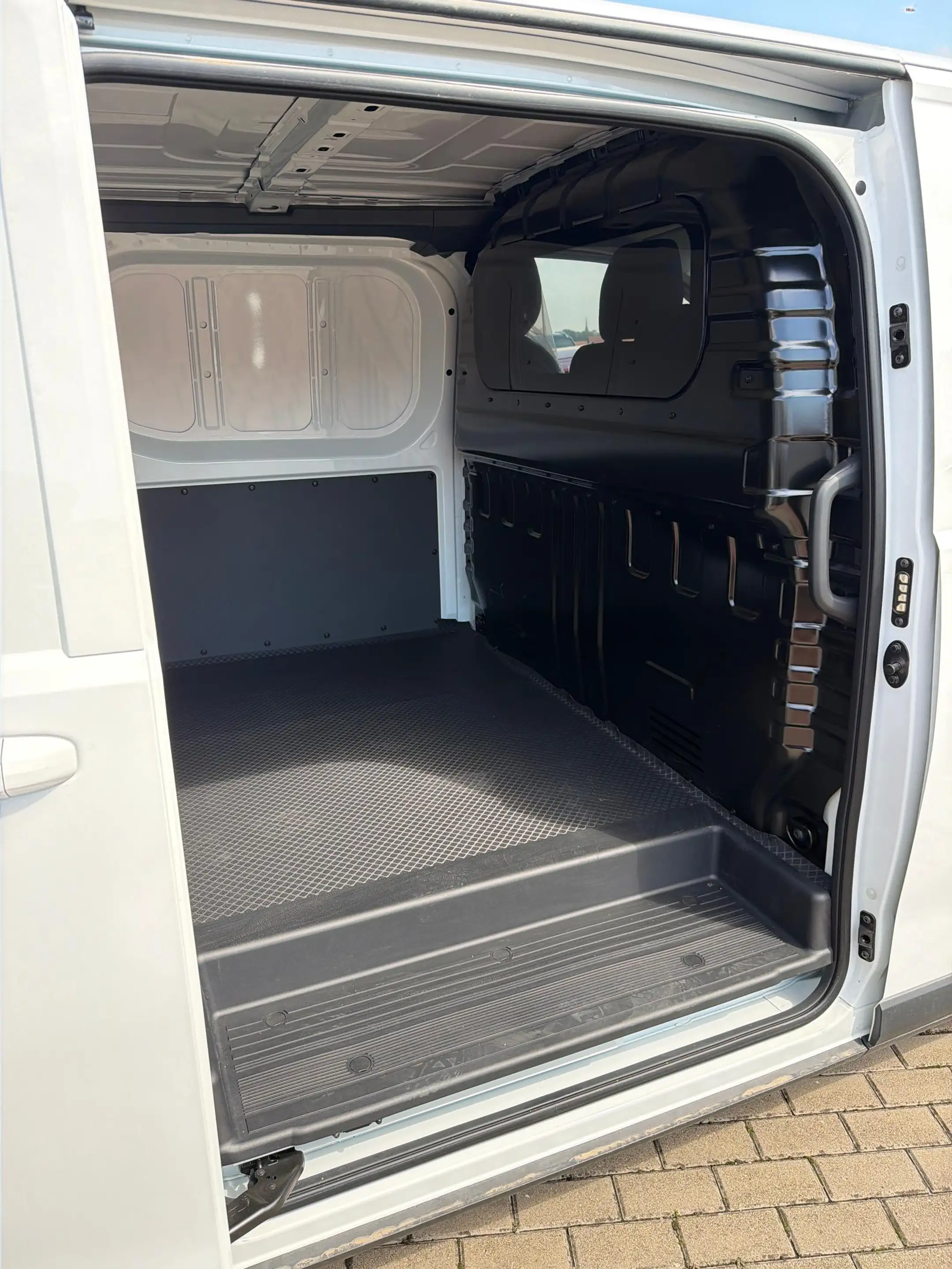 Maxus eDeliver 7 L2H1 88kWh — photo 5