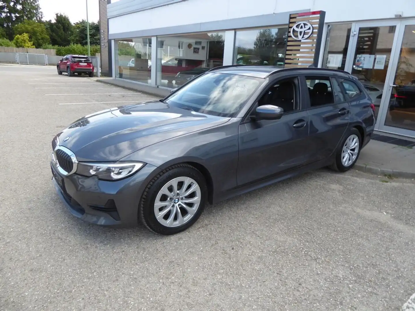 BMW 318 d Touring *LED*NAVI*LEDER* Grau - 2