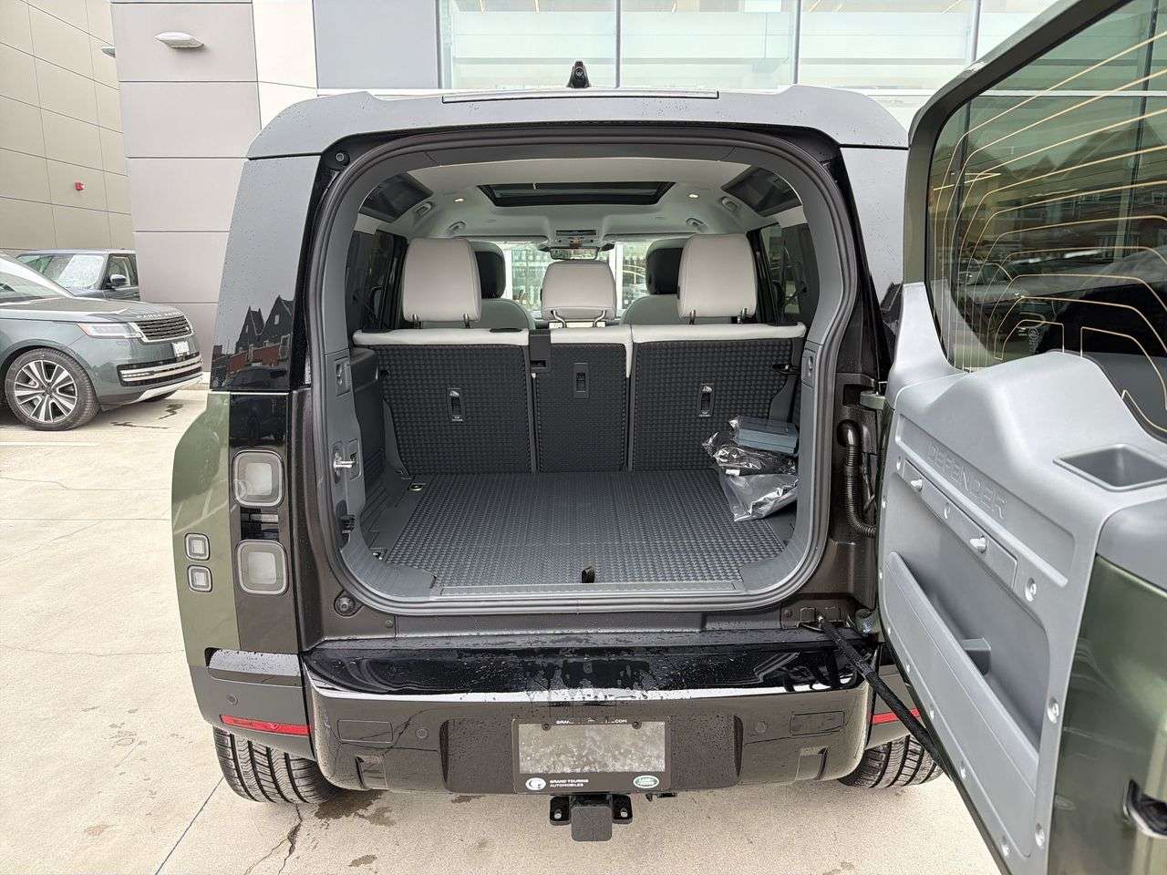 2026 Land Rover Defender 110 P300 S thumb 21