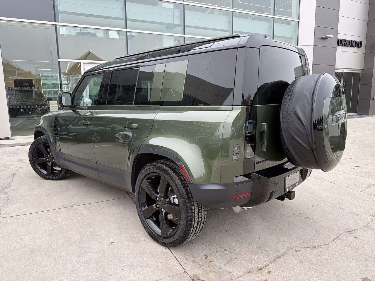 2026 Land Rover Defender 110 P300 S thumb 6