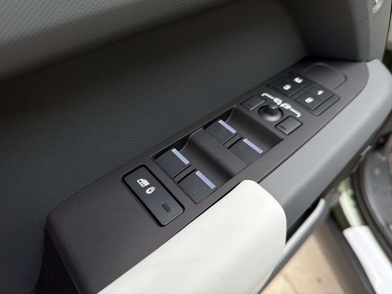 2026 Land Rover Defender 110 P300 S thumb 10