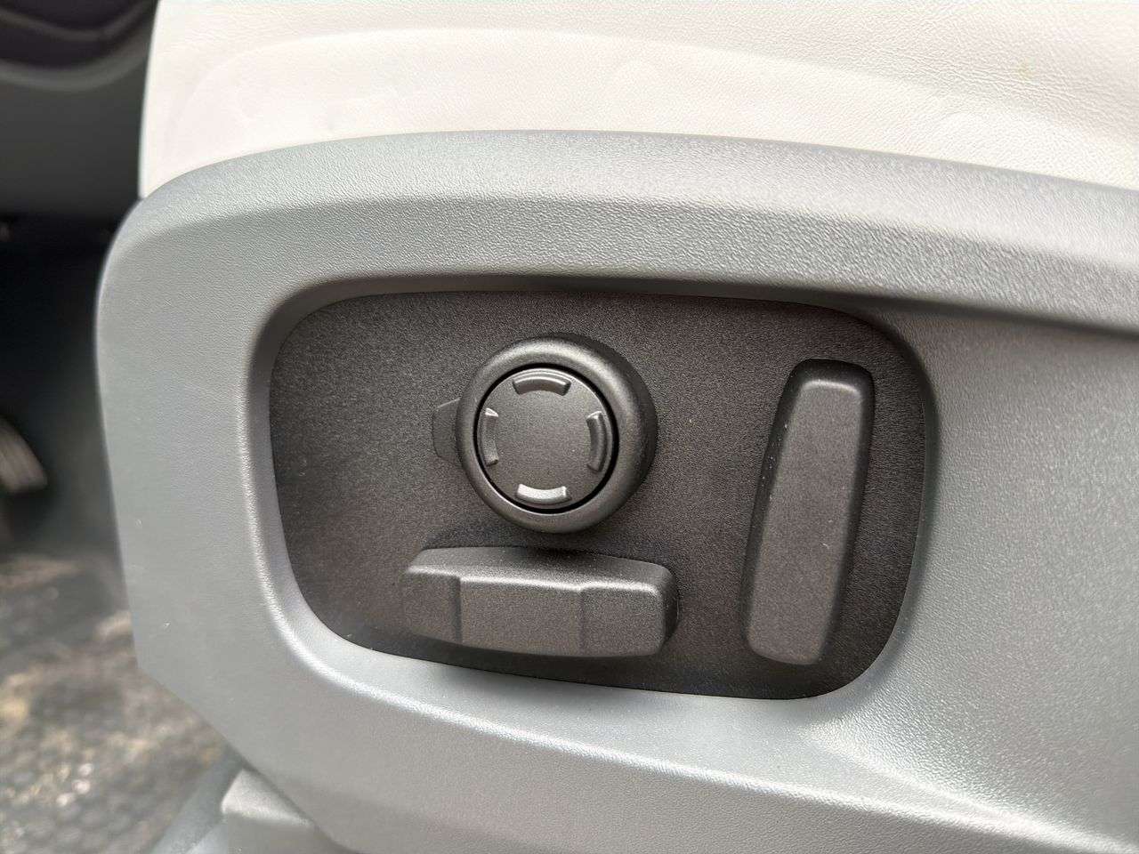 2026 Land Rover Defender 110 P300 S thumb 9