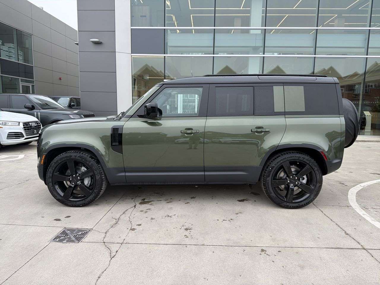 2026 Land Rover Defender 110 P300 S alt 5