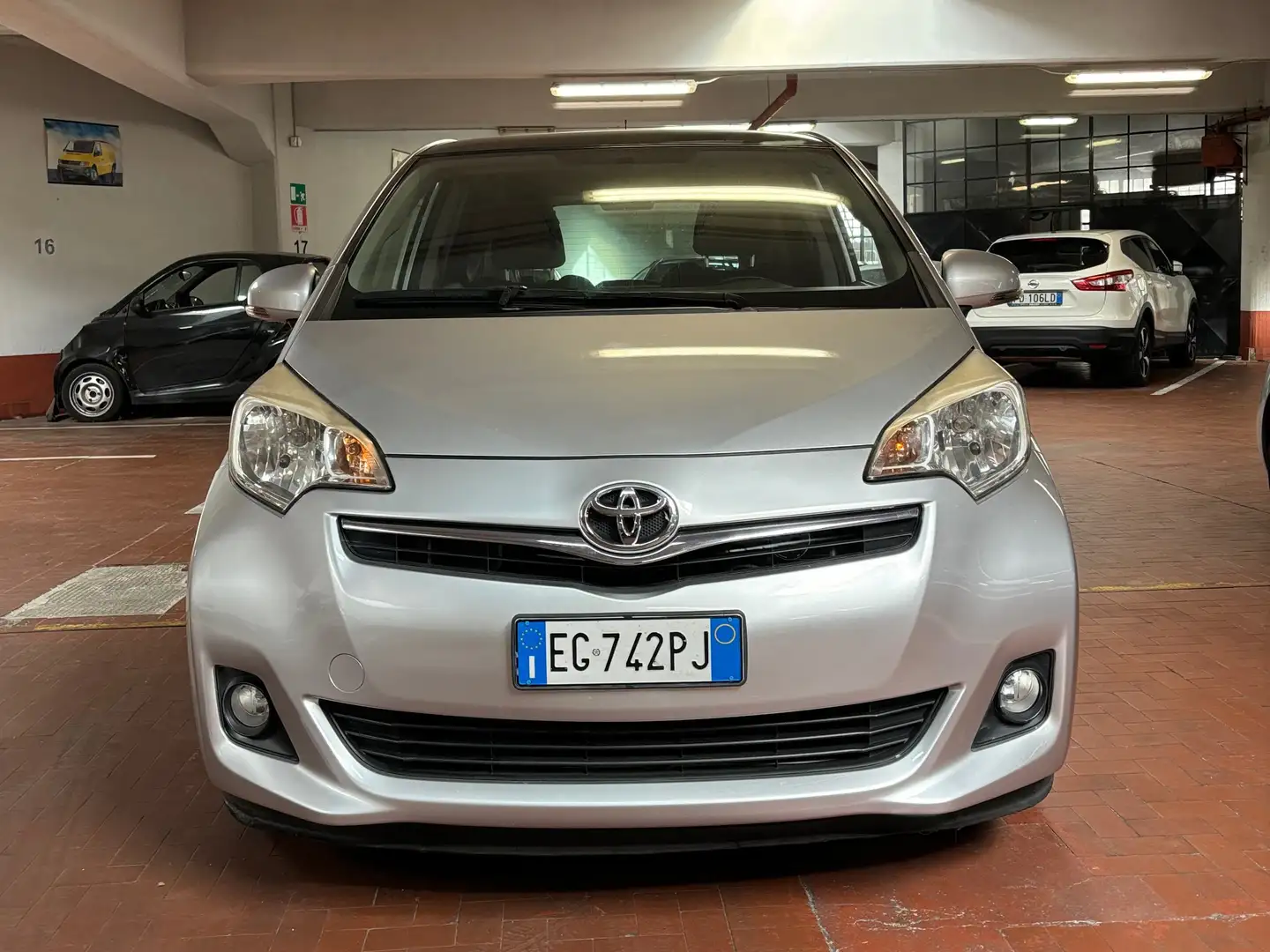 Toyota Verso-S Verso-S 1.3 Active (mt) Silber - 1
