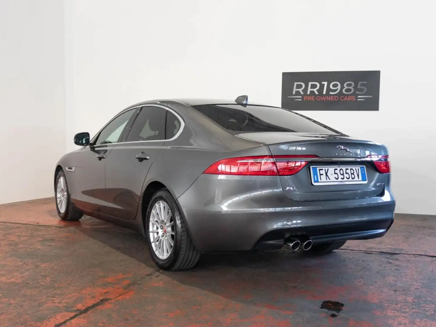 Jaguar XF 2.0 D 180 CV Pure Grigio - 2