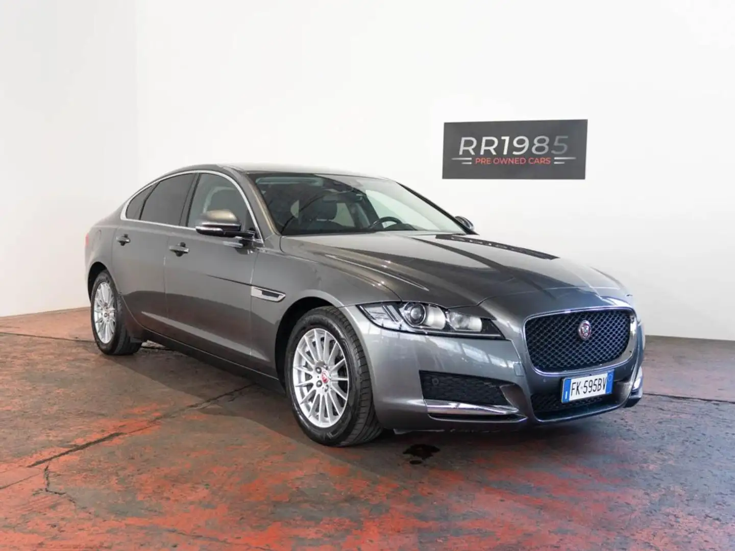Jaguar XF 2.0 D 180 CV Pure Grigio - 1