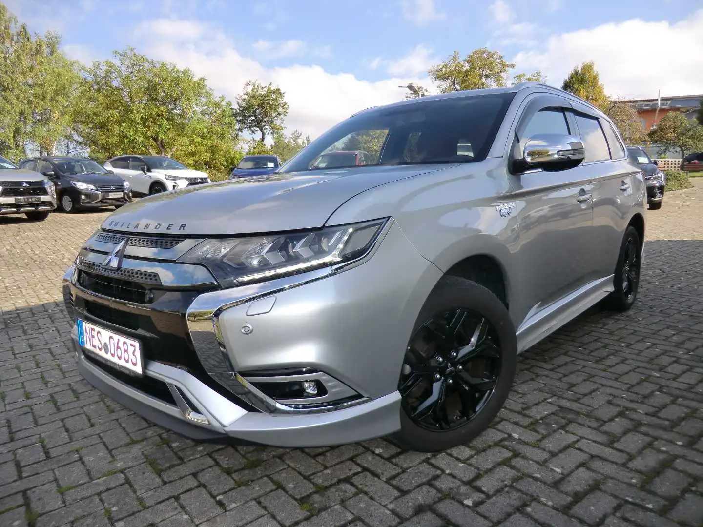 Mitsubishi Outlander PHEV PLUS + Intro-Paket 2.4 MIVEC 4WD Silber - 1