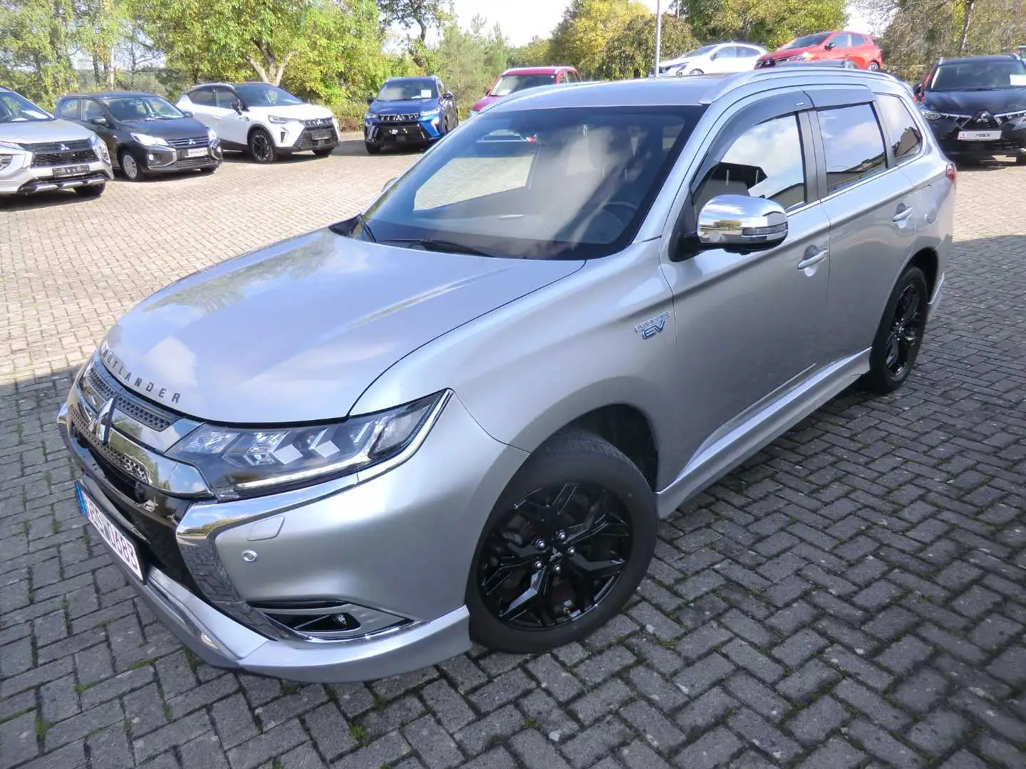 Mitsubishi Outlander PHEV PLUS + Intro-Paket 2.4 MIVEC 4WD Silber - 2