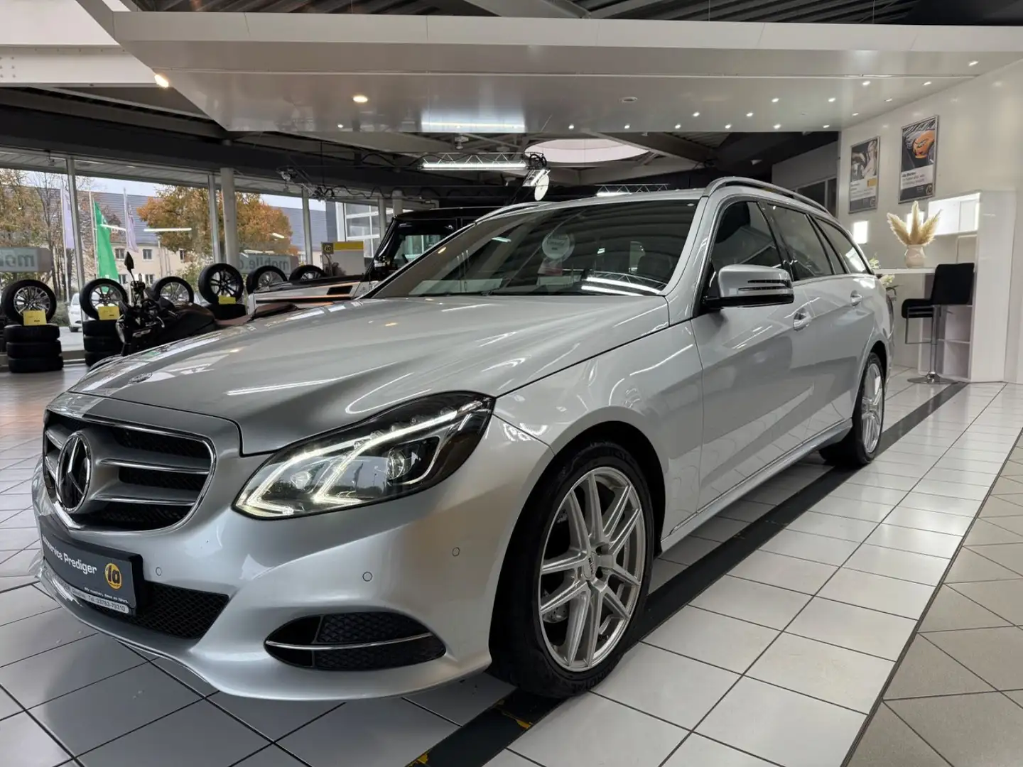Mercedes-Benz E 250 E -Klasse T-Modell*LED*ACC*NAVI* Argent - 1